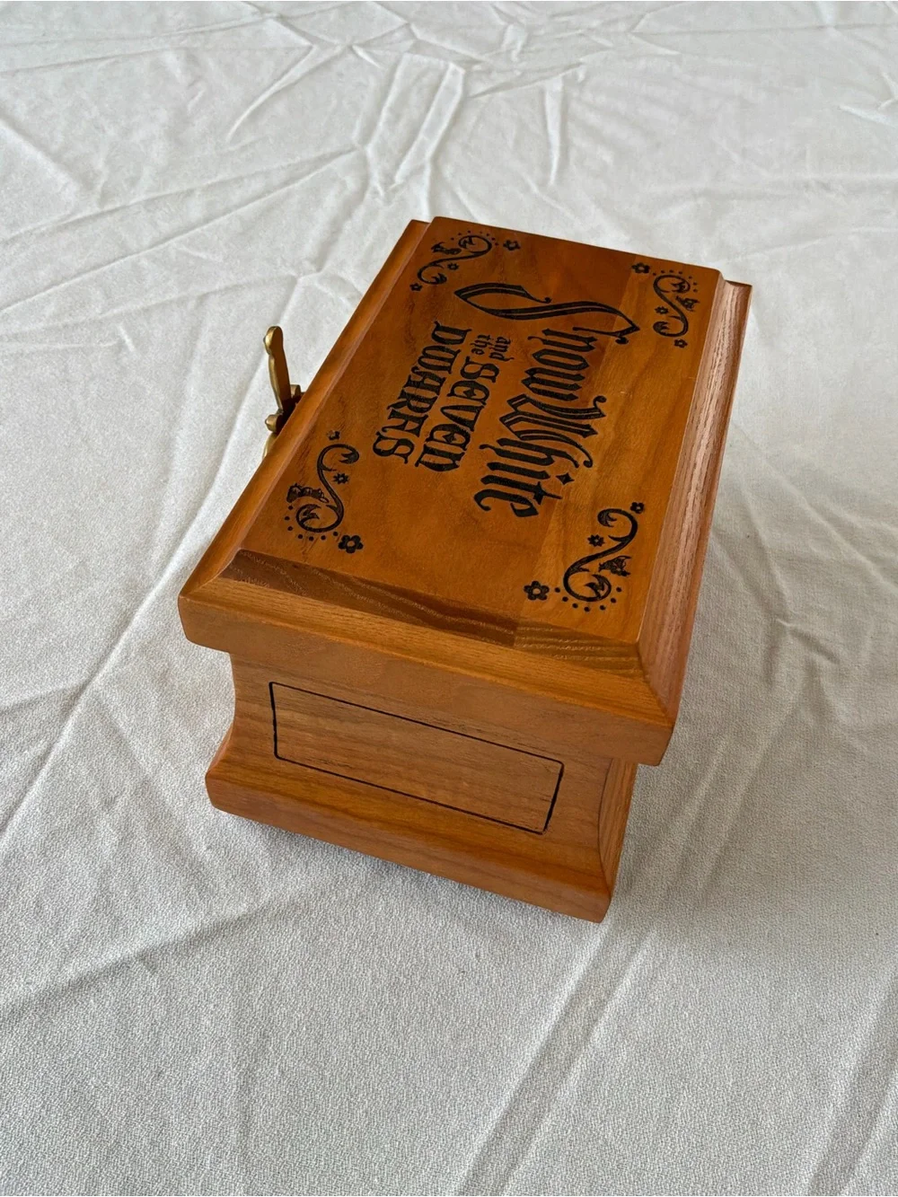 ******** Disney Snow White Wooden Jewelry Box with Gold-Tone Heart Lock ********